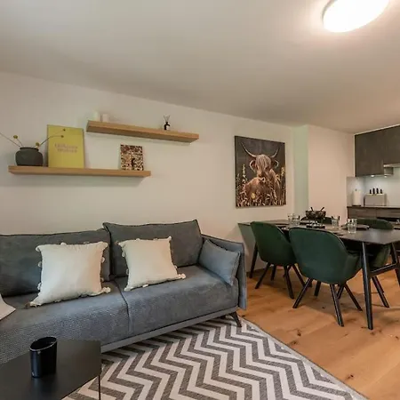 Stylish By Bus, Train And Village Center زيرمات